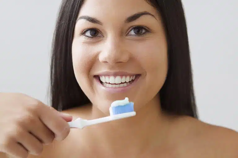 young-woman-brushing-her-teeth